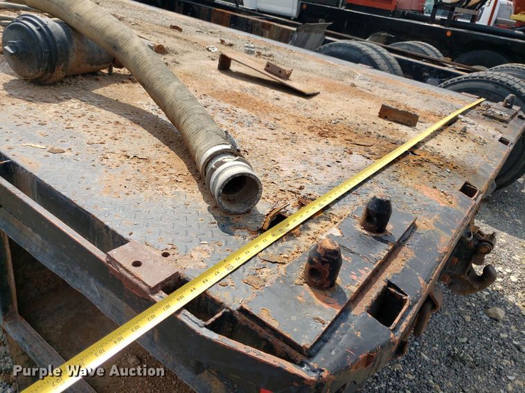 image for item DP7944 2005 Freightliner Columbia  flatbed truck