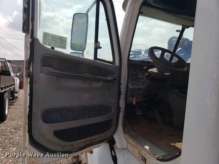 image for item DP7944 2005 Freightliner Columbia  flatbed truck