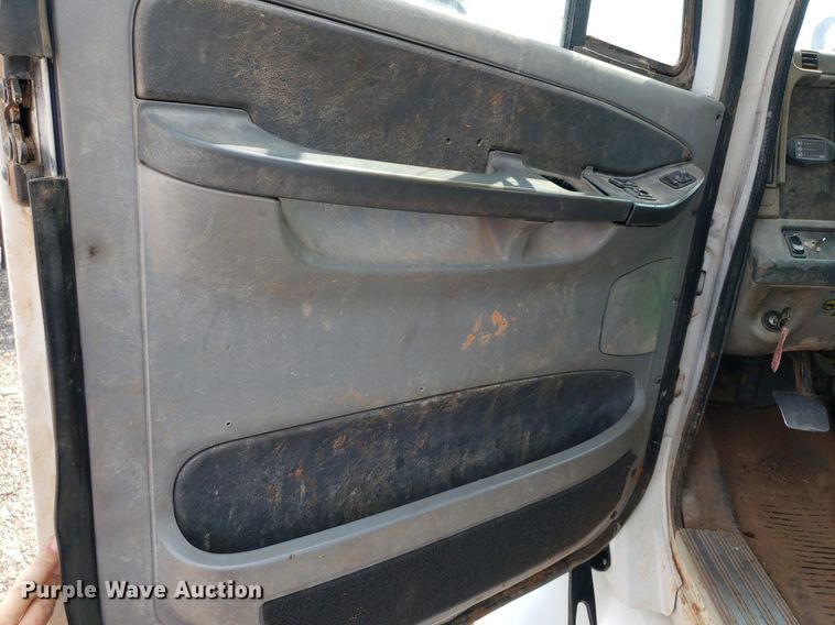 image for item DP7944 2005 Freightliner Columbia  flatbed truck