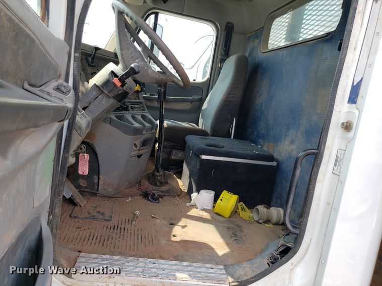 image for item DP7944 2005 Freightliner Columbia  flatbed truck