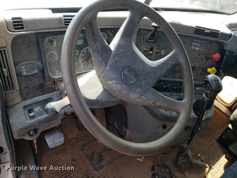 image for item DP7944 2005 Freightliner Columbia  flatbed truck