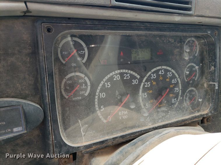 image for item DP7944 2005 Freightliner Columbia  flatbed truck