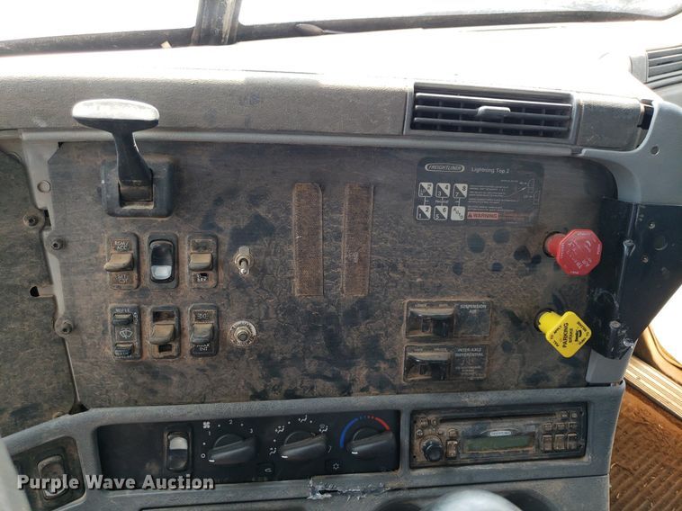 image for item DP7944 2005 Freightliner Columbia  flatbed truck