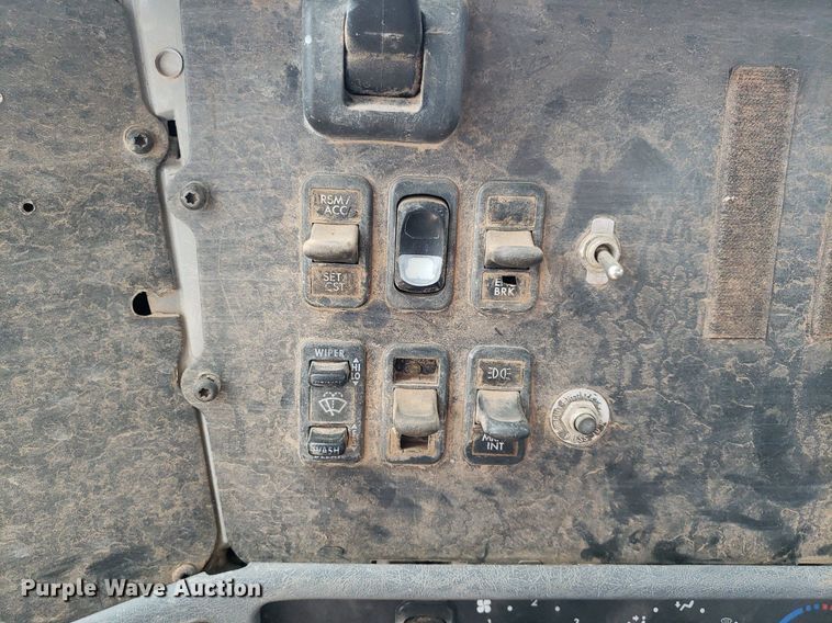 image for item DP7944 2005 Freightliner Columbia  flatbed truck