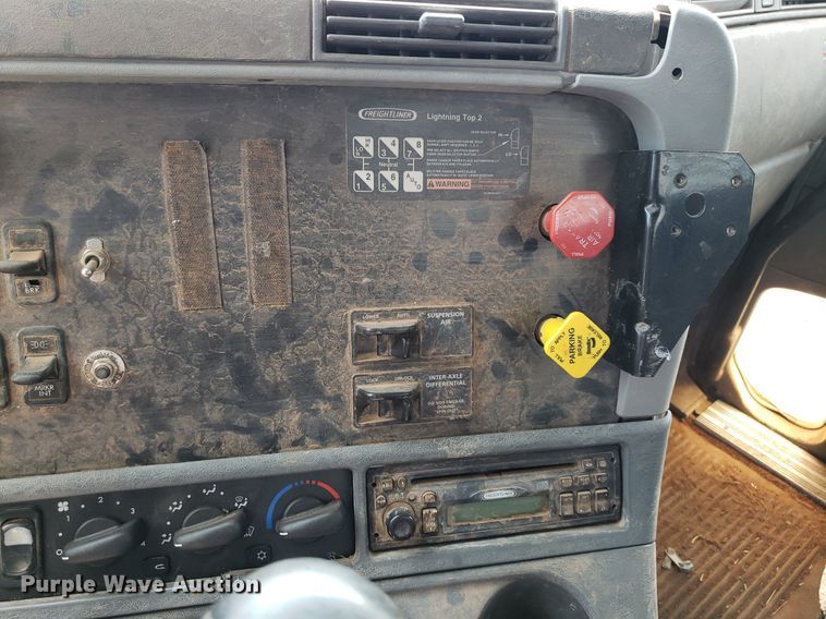 image for item DP7944 2005 Freightliner Columbia  flatbed truck