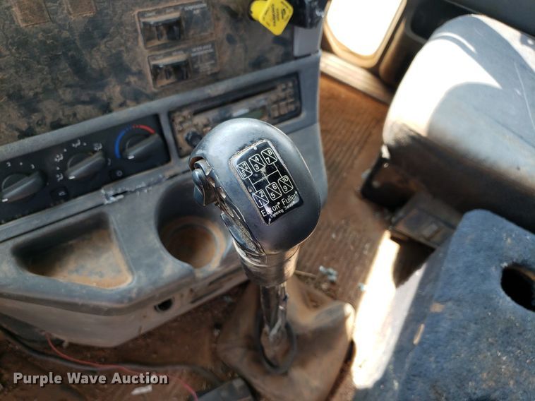 image for item DP7944 2005 Freightliner Columbia  flatbed truck