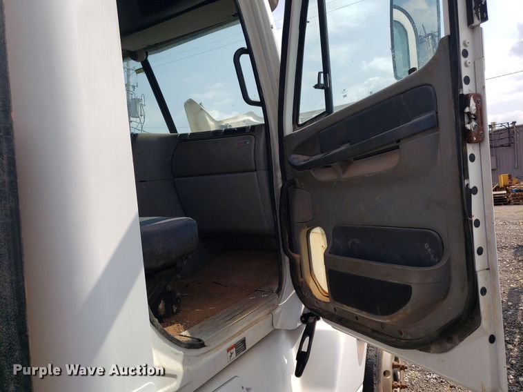 image for item DP7944 2005 Freightliner Columbia  flatbed truck