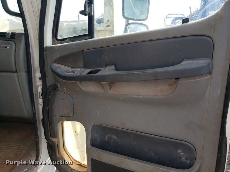 image for item DP7944 2005 Freightliner Columbia  flatbed truck