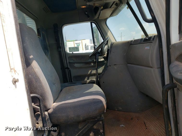 image for item DP7944 2005 Freightliner Columbia  flatbed truck