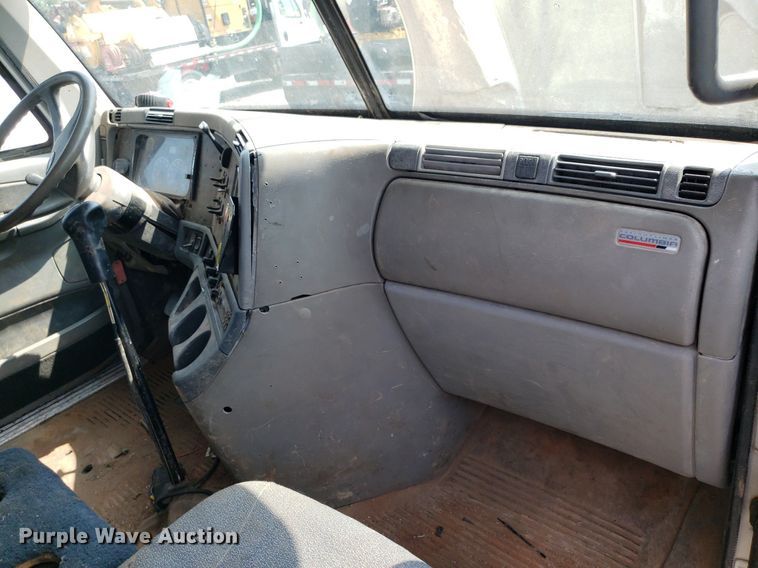 image for item DP7944 2005 Freightliner Columbia  flatbed truck