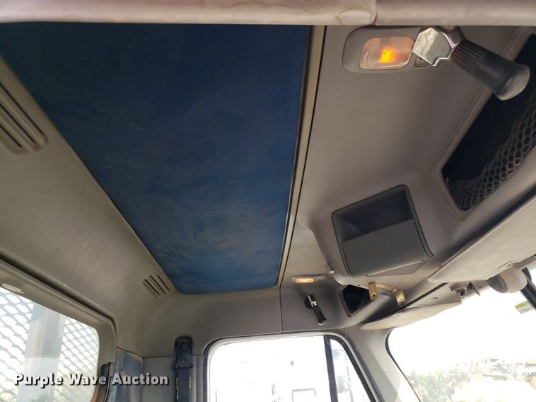 image for item DP7944 2005 Freightliner Columbia  flatbed truck