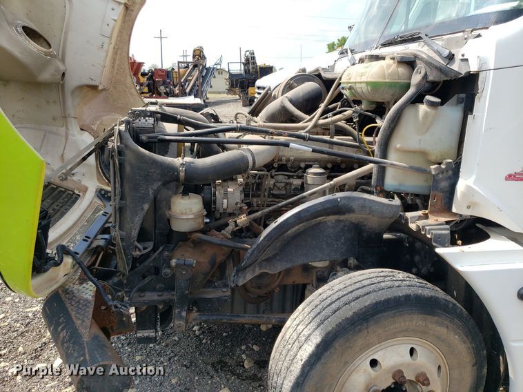 image for item DP7944 2005 Freightliner Columbia  flatbed truck