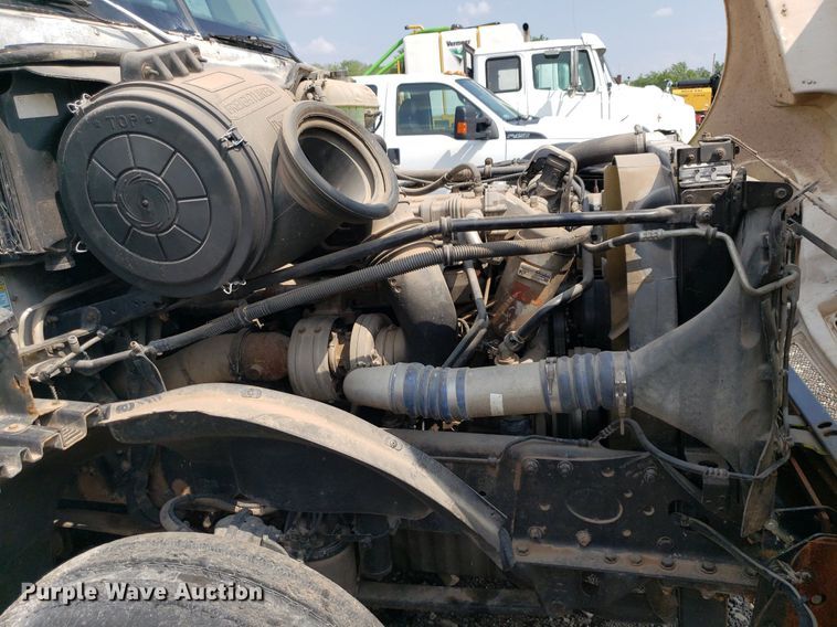 image for item DP7944 2005 Freightliner Columbia  flatbed truck