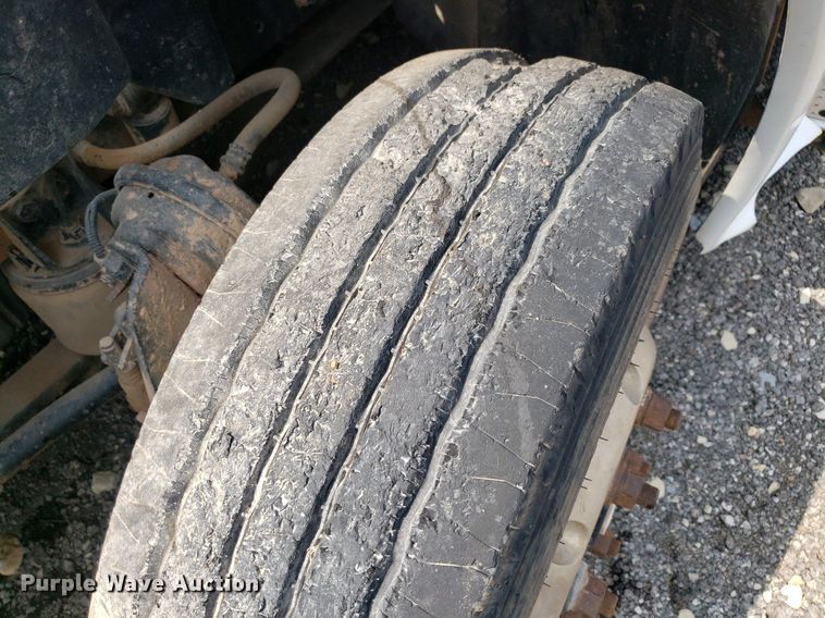 image for item DP7944 2005 Freightliner Columbia  flatbed truck