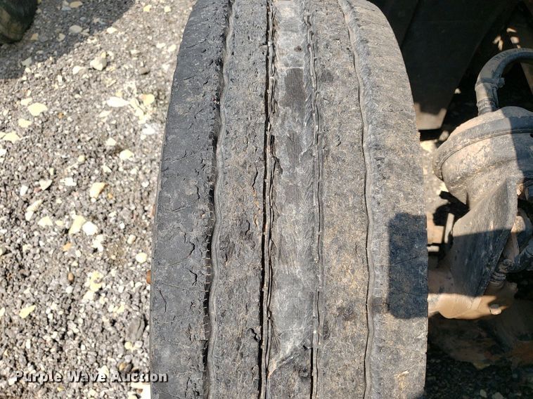 image for item DP7944 2005 Freightliner Columbia  flatbed truck