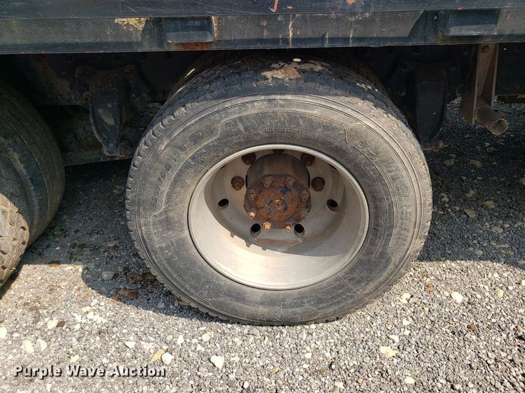 image for item DP7944 2005 Freightliner Columbia  flatbed truck