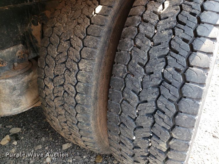 image for item DP7944 2005 Freightliner Columbia  flatbed truck