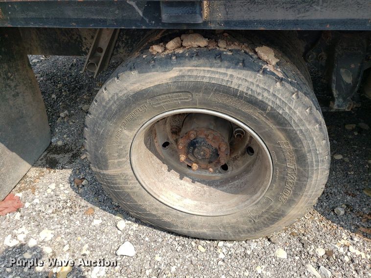 image for item DP7944 2005 Freightliner Columbia  flatbed truck