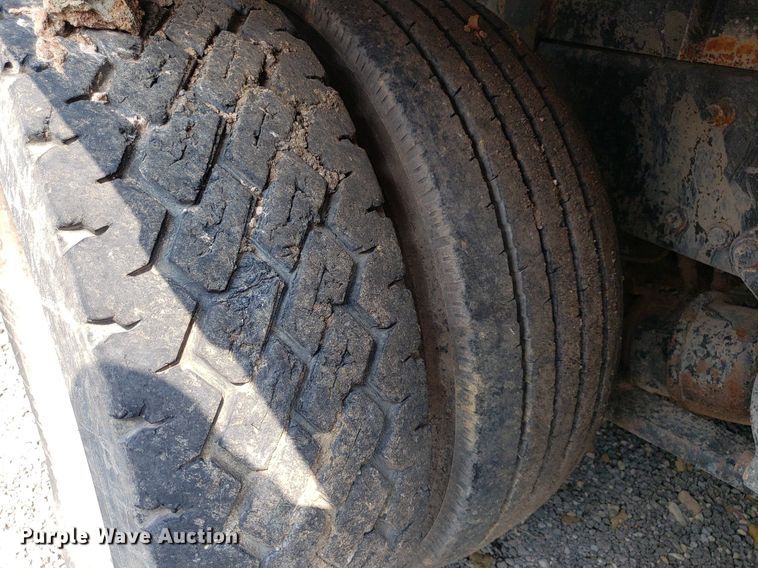 image for item DP7944 2005 Freightliner Columbia  flatbed truck