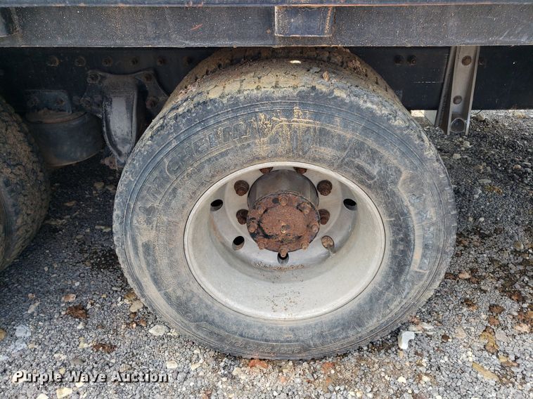 image for item DP7944 2005 Freightliner Columbia  flatbed truck