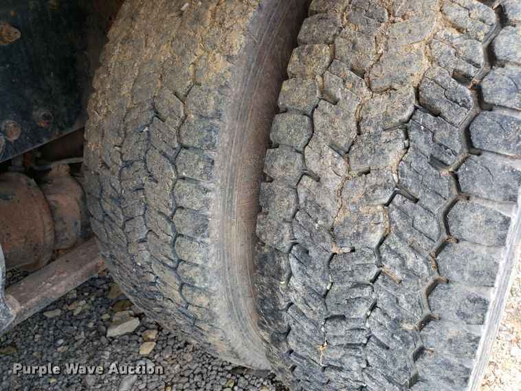 image for item DP7944 2005 Freightliner Columbia  flatbed truck