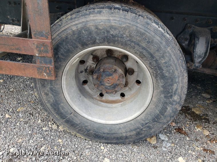 image for item DP7944 2005 Freightliner Columbia  flatbed truck