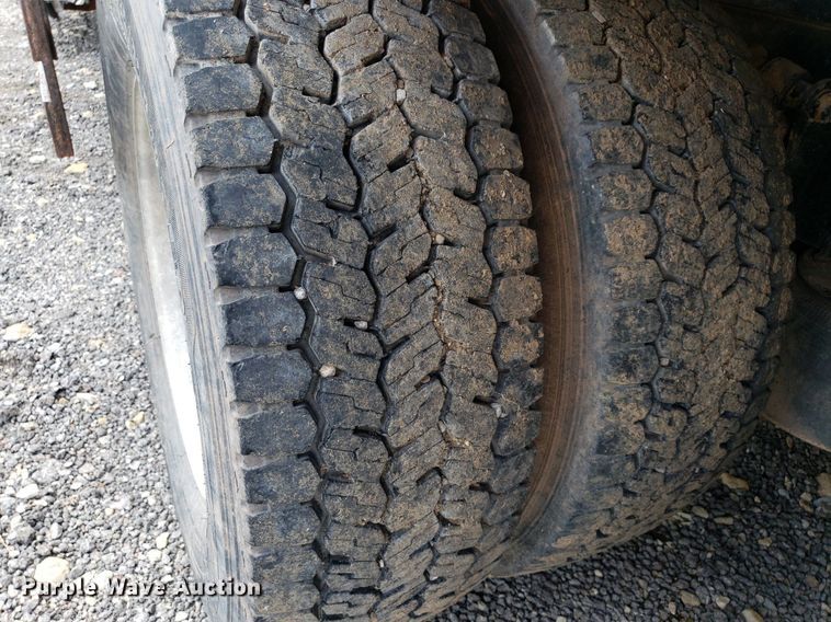 image for item DP7944 2005 Freightliner Columbia  flatbed truck