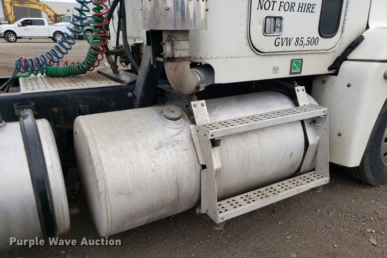 image for item DP7947 2000 Freightliner FLD  semi truck