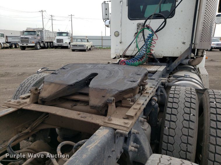 image for item DP7947 2000 Freightliner FLD  semi truck