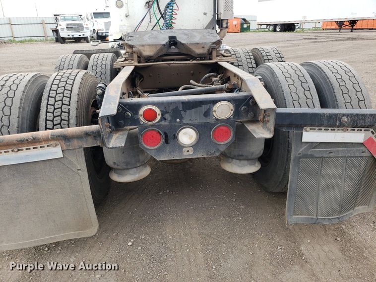 image for item DP7947 2000 Freightliner FLD  semi truck