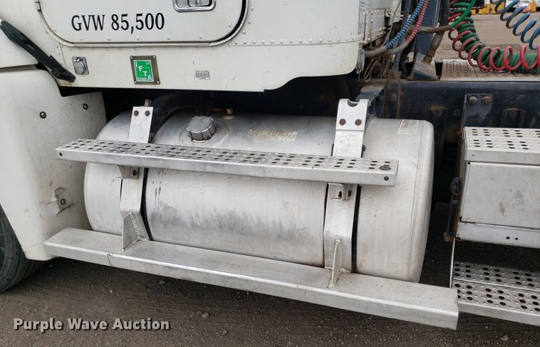 image for item DP7947 2000 Freightliner FLD  semi truck