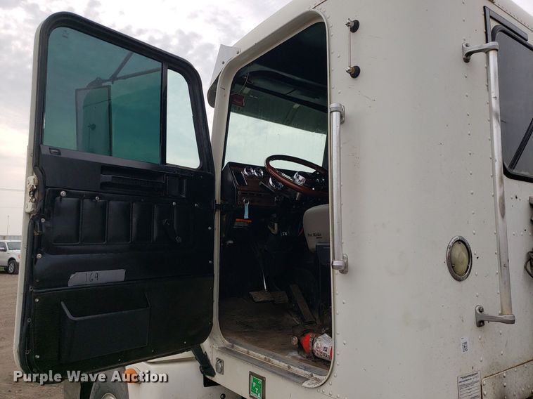 image for item DP7947 2000 Freightliner FLD  semi truck