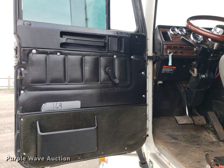 image for item DP7947 2000 Freightliner FLD  semi truck