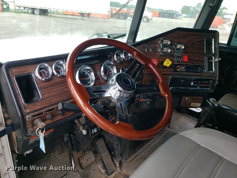 image for item DP7947 2000 Freightliner FLD  semi truck