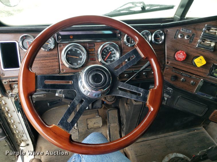 image for item DP7947 2000 Freightliner FLD  semi truck