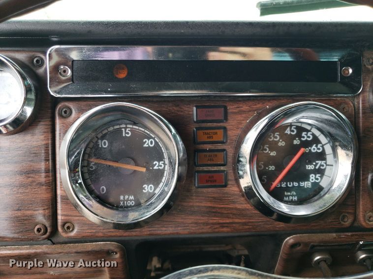 image for item DP7947 2000 Freightliner FLD  semi truck