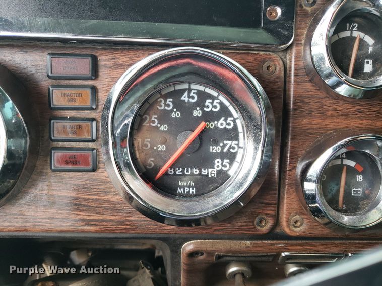 image for item DP7947 2000 Freightliner FLD  semi truck