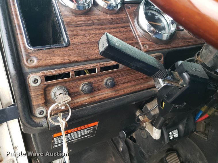 image for item DP7947 2000 Freightliner FLD  semi truck