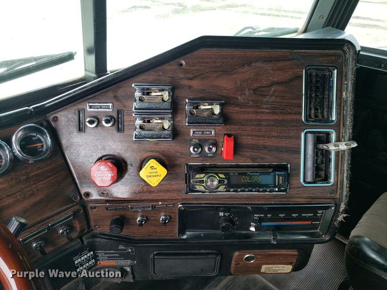 image for item DP7947 2000 Freightliner FLD  semi truck