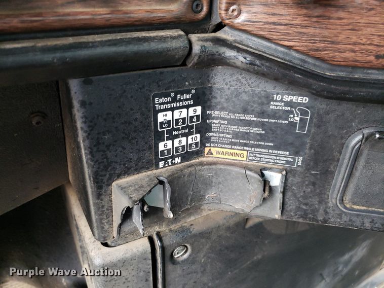 image for item DP7947 2000 Freightliner FLD  semi truck