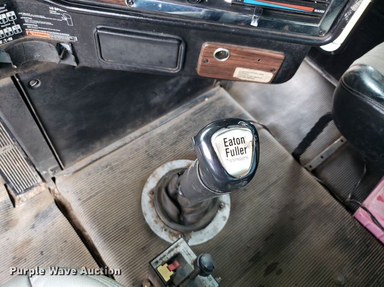 image for item DP7947 2000 Freightliner FLD  semi truck