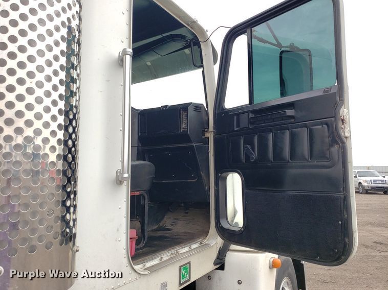 image for item DP7947 2000 Freightliner FLD  semi truck