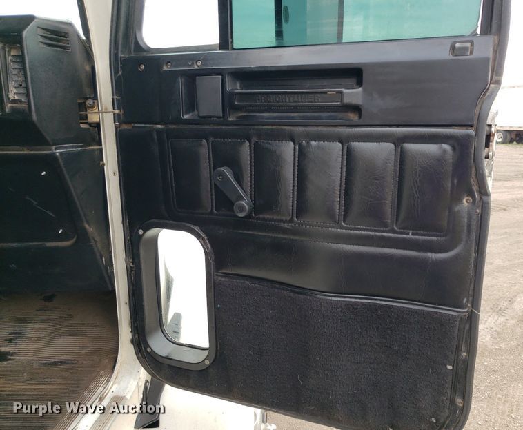 image for item DP7947 2000 Freightliner FLD  semi truck