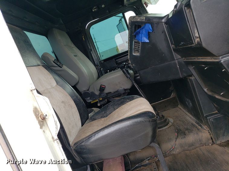 image for item DP7947 2000 Freightliner FLD  semi truck