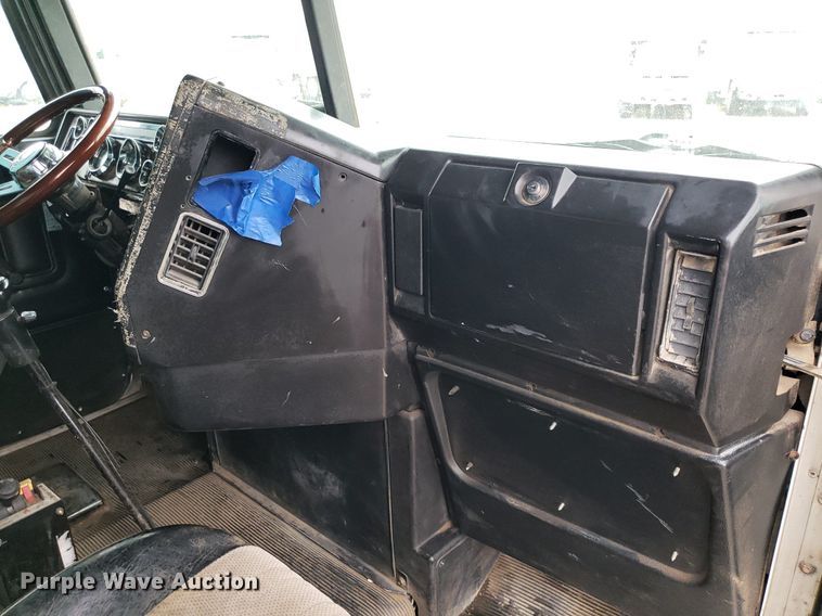 image for item DP7947 2000 Freightliner FLD  semi truck