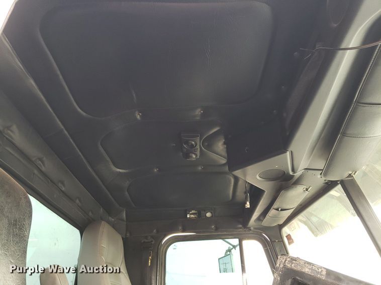 image for item DP7947 2000 Freightliner FLD  semi truck