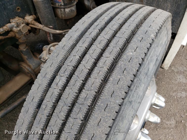 image for item DP7947 2000 Freightliner FLD  semi truck