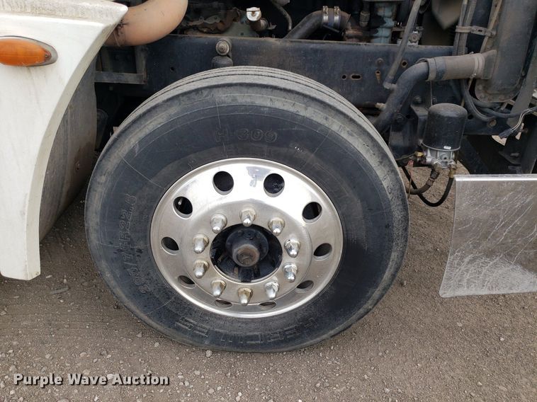 image for item DP7947 2000 Freightliner FLD  semi truck