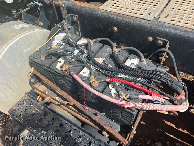 image for item DR5740 2011 International TranStar 8600  semi truck