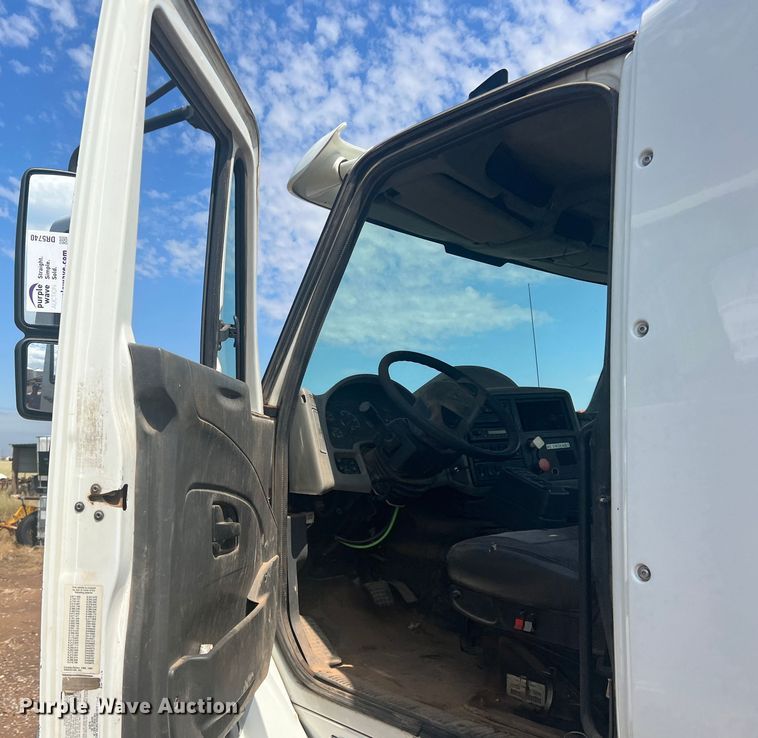 image for item DR5740 2011 International TranStar 8600  semi truck